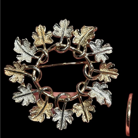 Vintage Sarah Coventry 2tone maple leaf circular brooch - Picture 2 of 5
